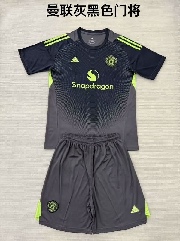 25/26 Manchester United Goalkeeper Grey Kids Soccer Jersey And Shorts Leaked